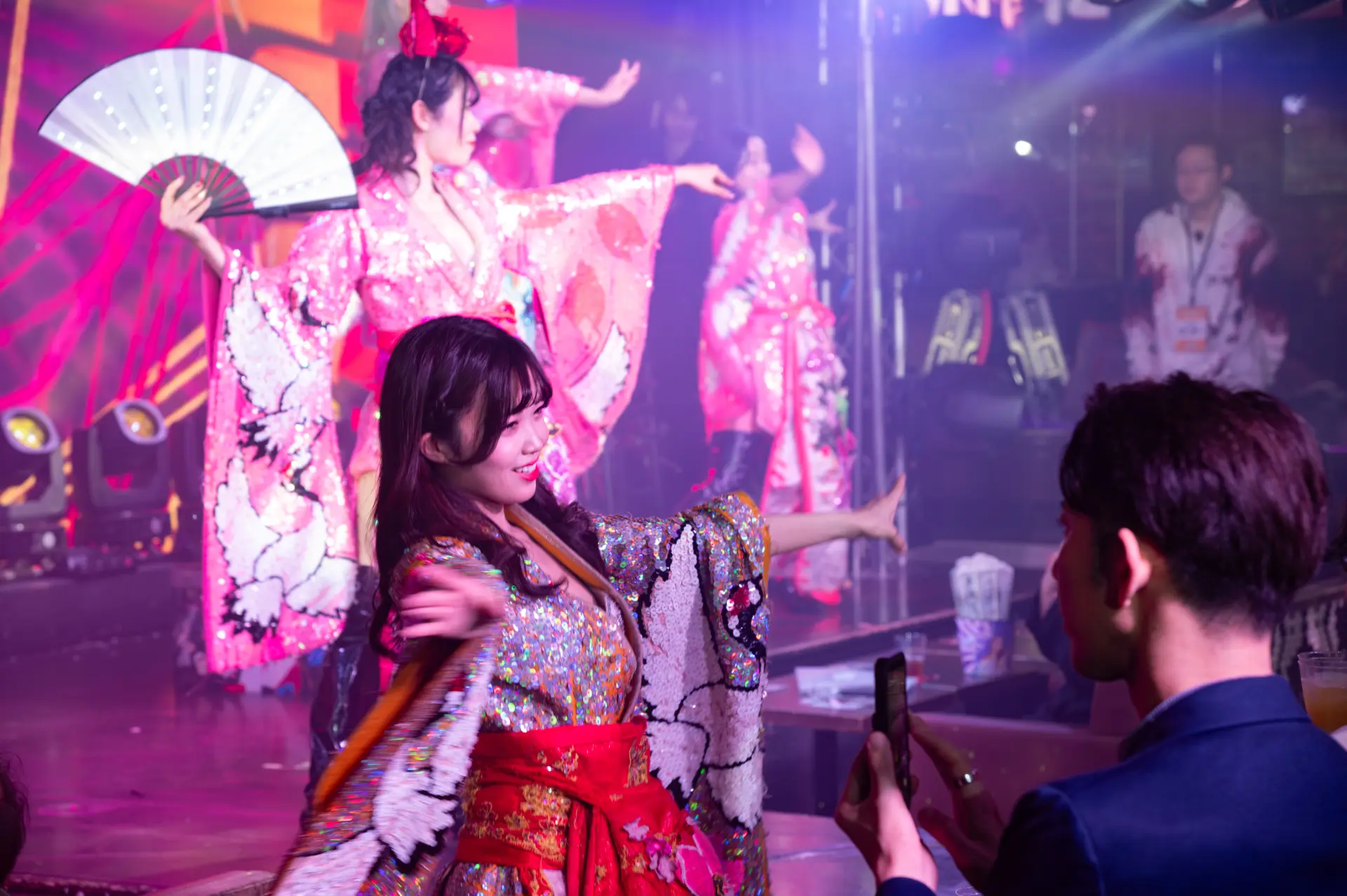 可使用手机或单眼相机拍摄