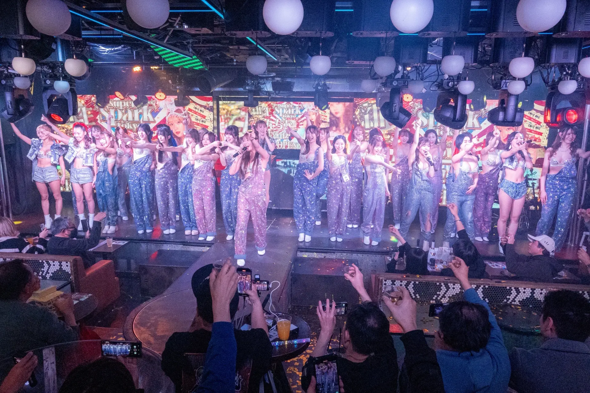 开场时全体表演者登场亮相