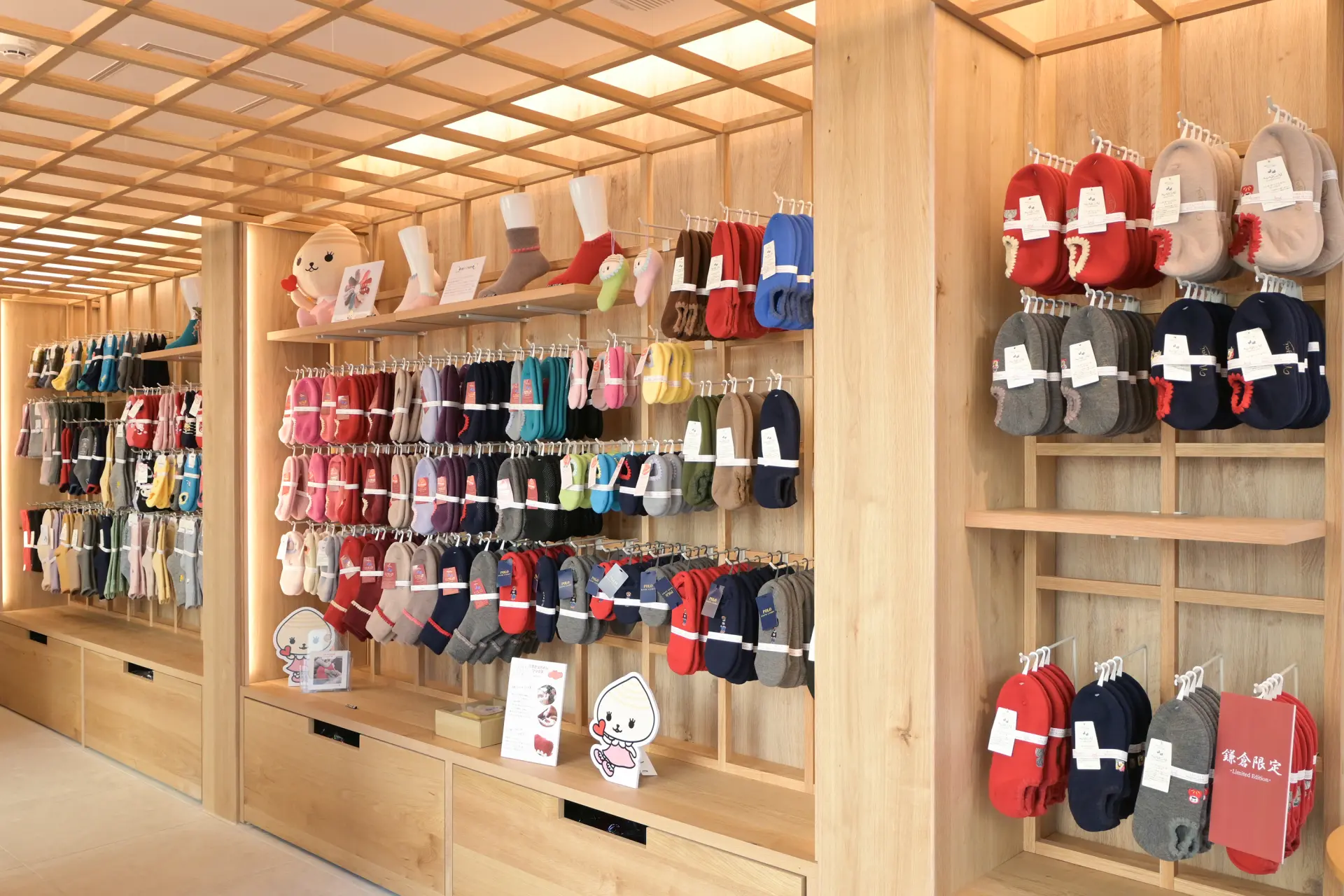 店內陳列著適合各個季節的商品