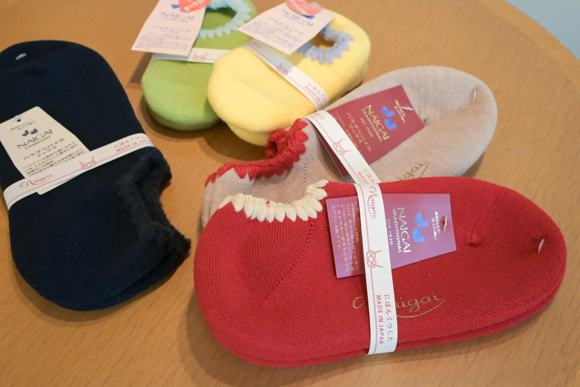 「蛤蜊絨毛襪（ハマグリパイルソックス）」有多種顏色選擇