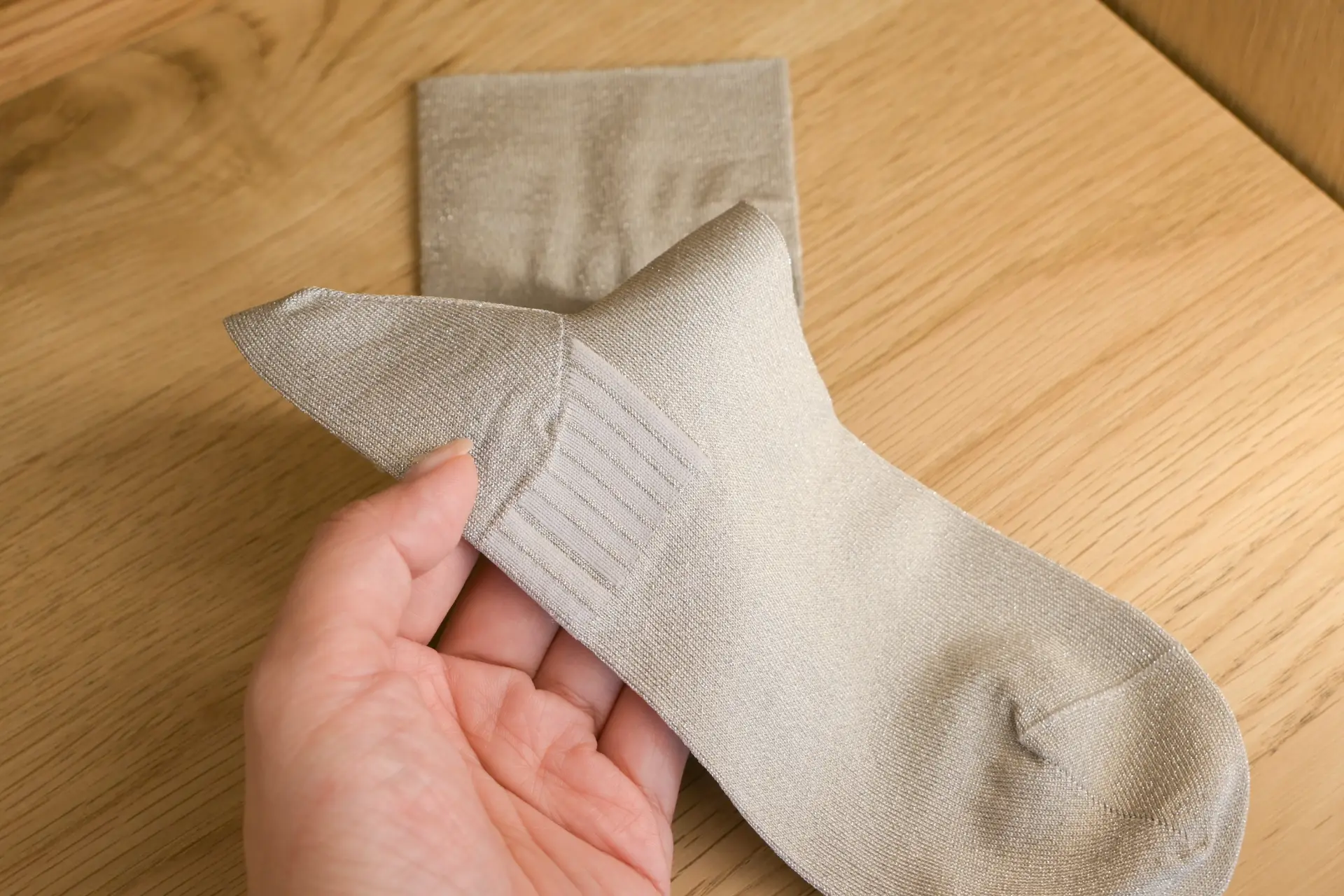 以步行基本裝備為考量，開發出設計與功能絕不妥協的襪品