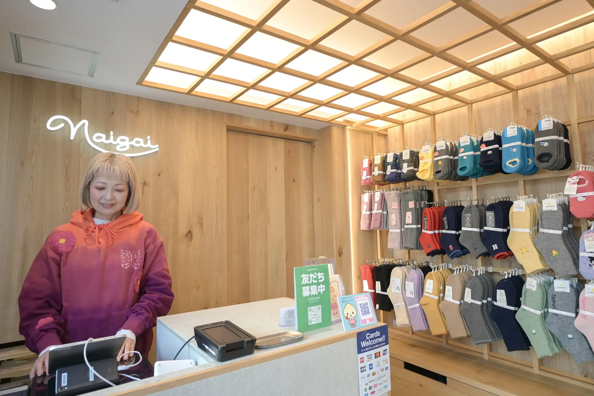 工作人員會協助顧客挑選最適合的襪品