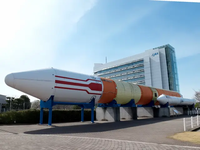 地上試験用に作られた「H-Ⅱロケット」が展示される「ロケット広場」