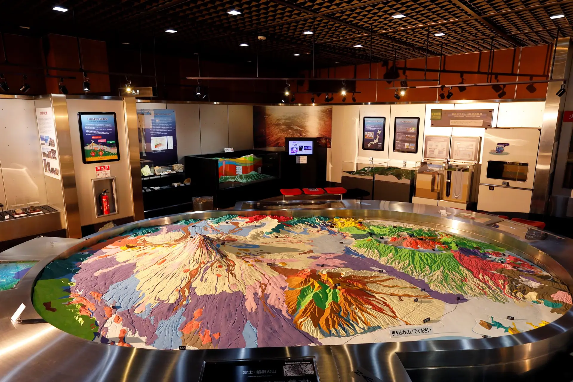 第3展示室では富士・箱根火山の地質立体模型が設置されている
