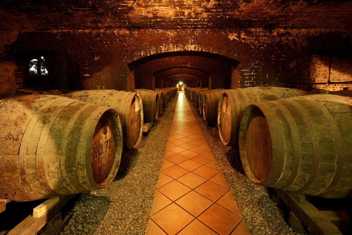 「神谷傳兵衛記念館」の地下セラーでは樽がずらりと並ぶ様子も見学できる