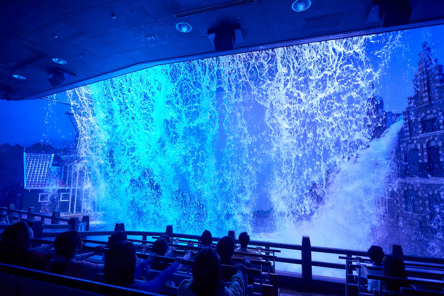 800トンの水が目の前で荒れ狂う「ホライゾンアドベンチャー」