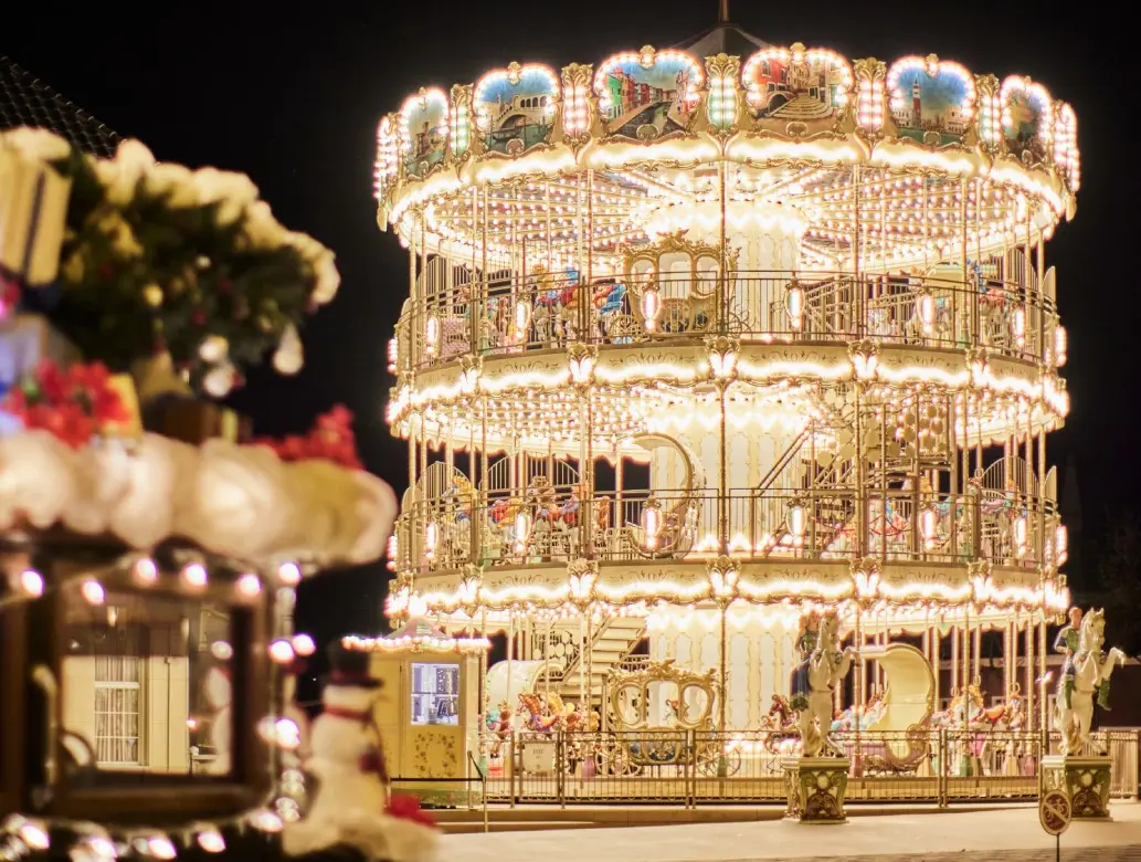 日没後は幻想的な姿を見せる「スカイカルーセル」