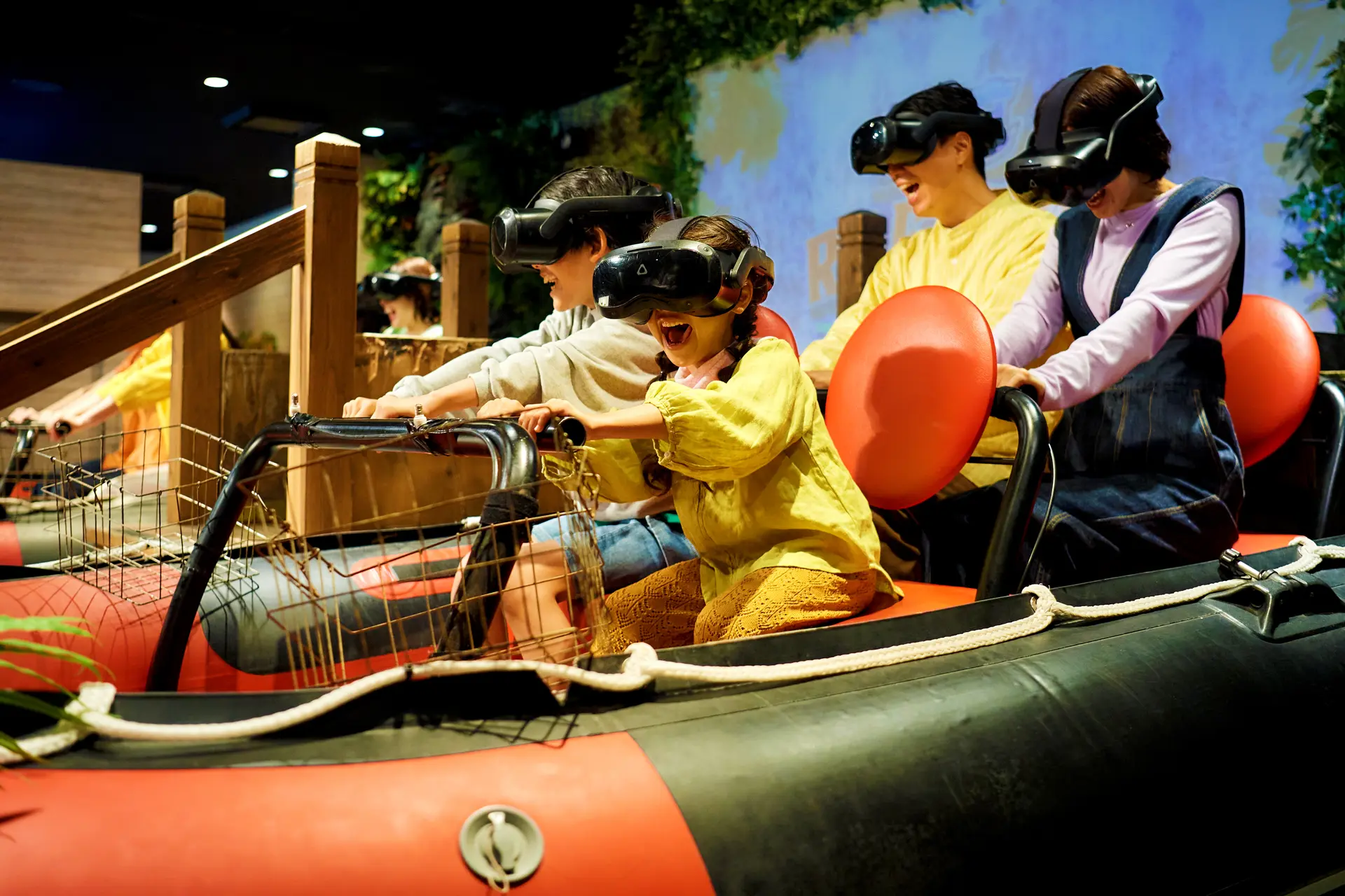 古代ジャングルの中でスリルたっぷりの冒険を楽しめる「VRワールド〜激流ラフティング〜」