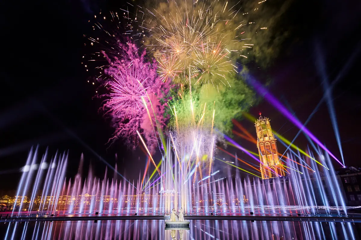 ハウステンボスの夏の夜を盛り上げる「シャワー・オブ・ライツ」