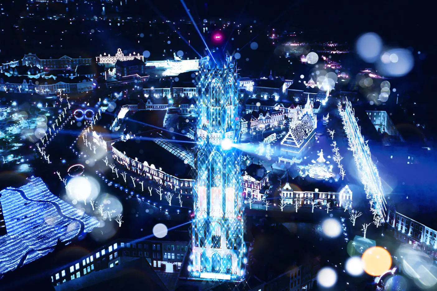 フラッシュライトで輝く「ドムトールン」