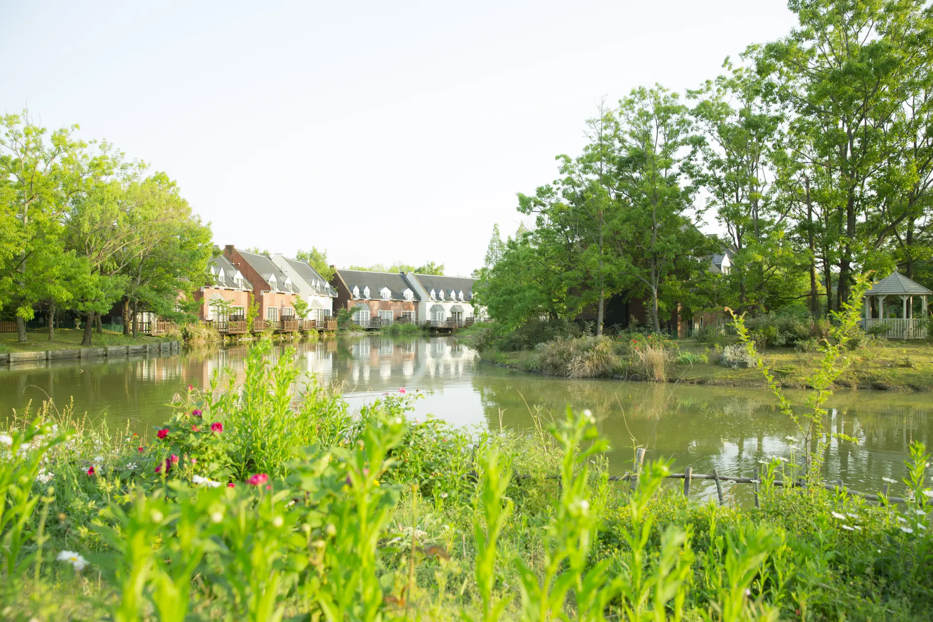 森と湖に囲まれたコテージのホテル「フォレストヴィラ」