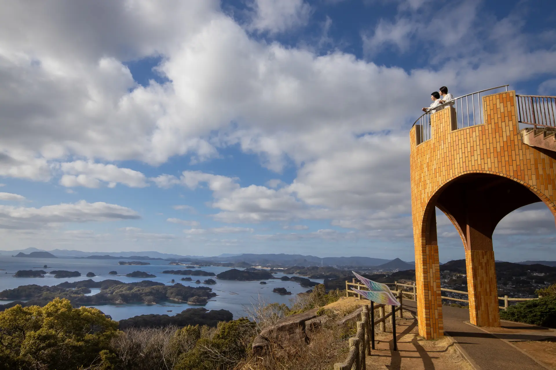 壮大な海と美しい花々が紡ぐすばらしい景色