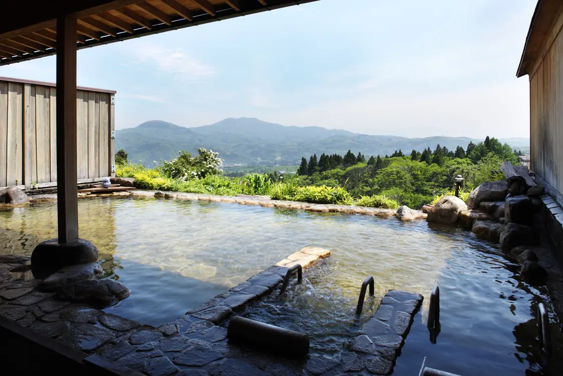 妙高山の大パノラマを眺めながらの贅沢な湯あみ