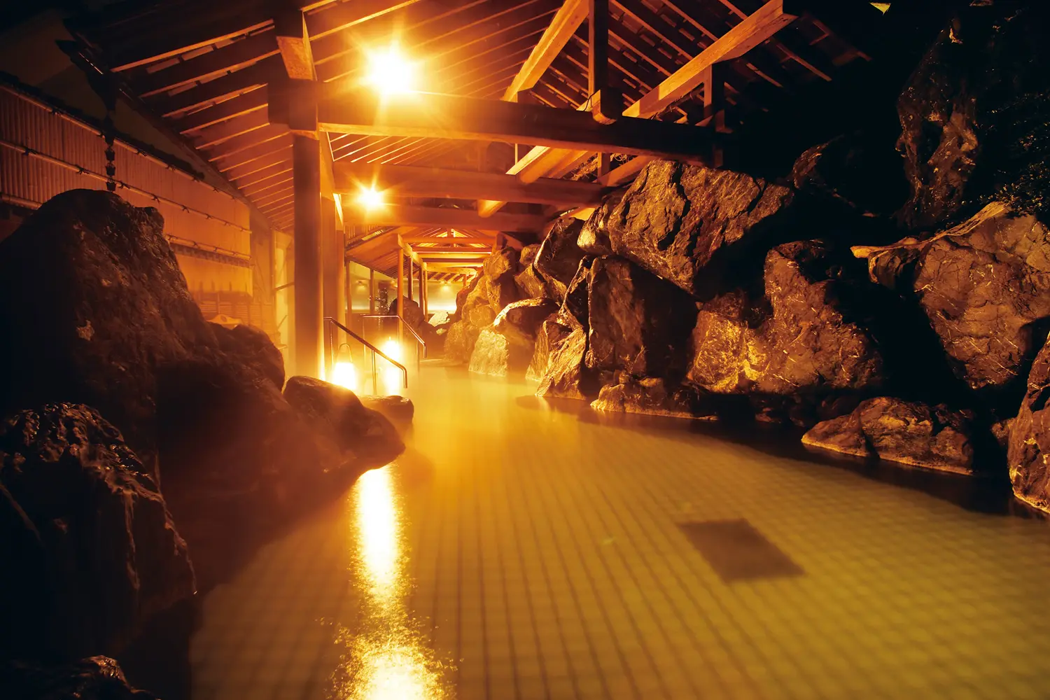 6,000トンの銘石に囲まれた大岩露天風呂