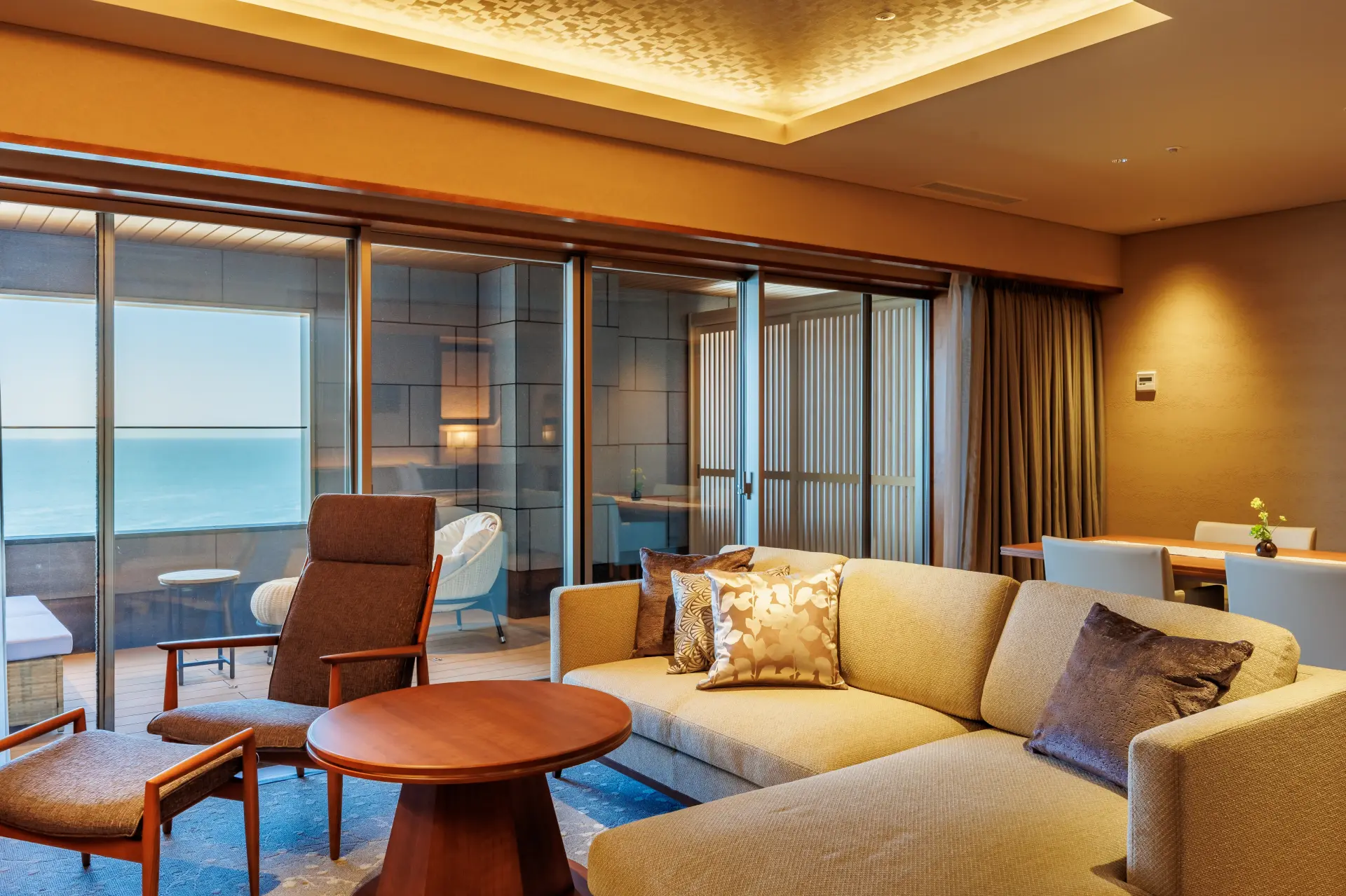 露天風呂を備えた最上階のプレミアムスイートルーム