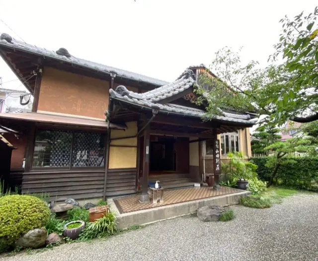 個人の別荘として建てられた、和洋折衷の温泉旅館