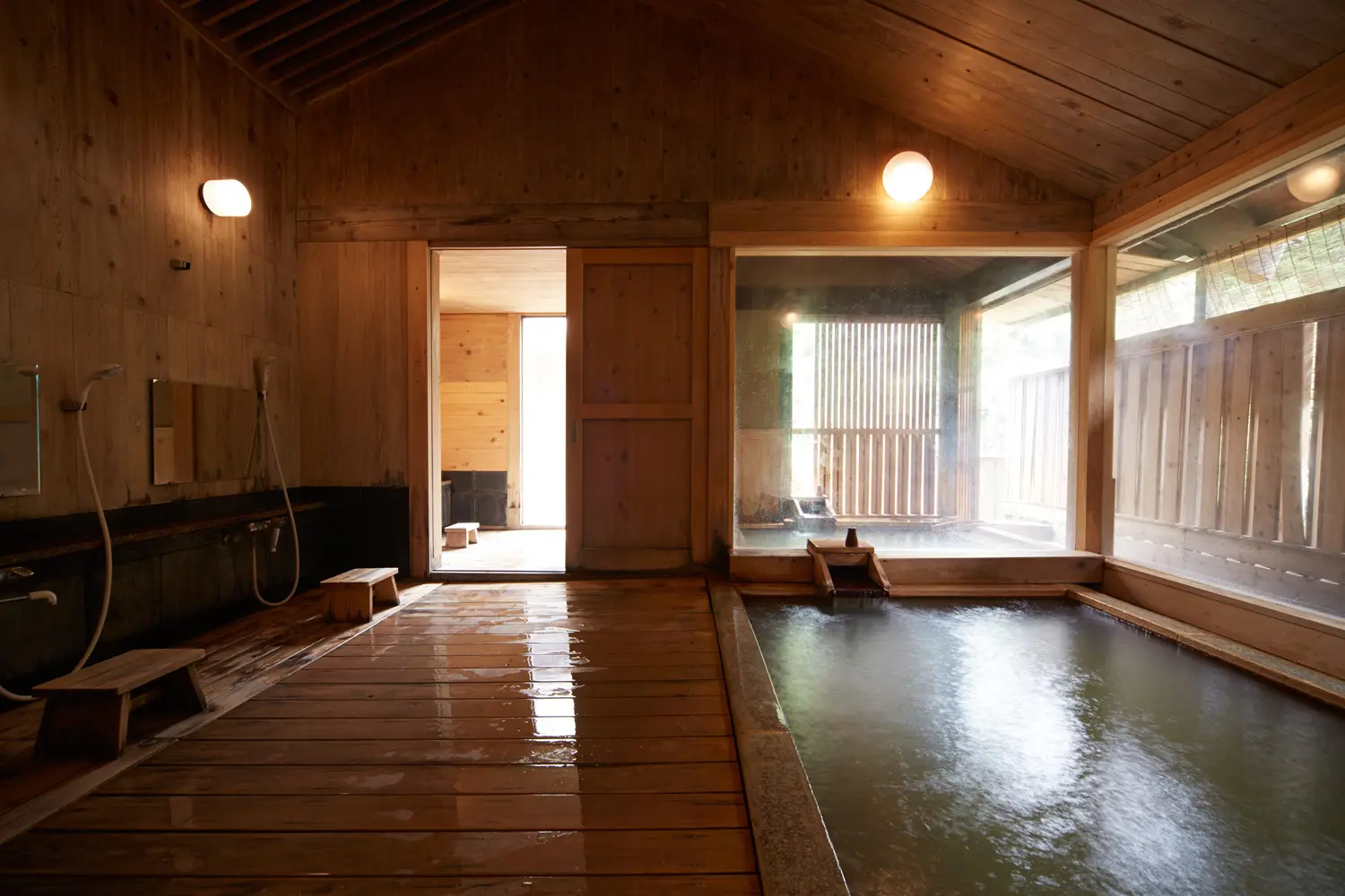 著名人たちも魅了してきた温泉でくつろぎの一時を