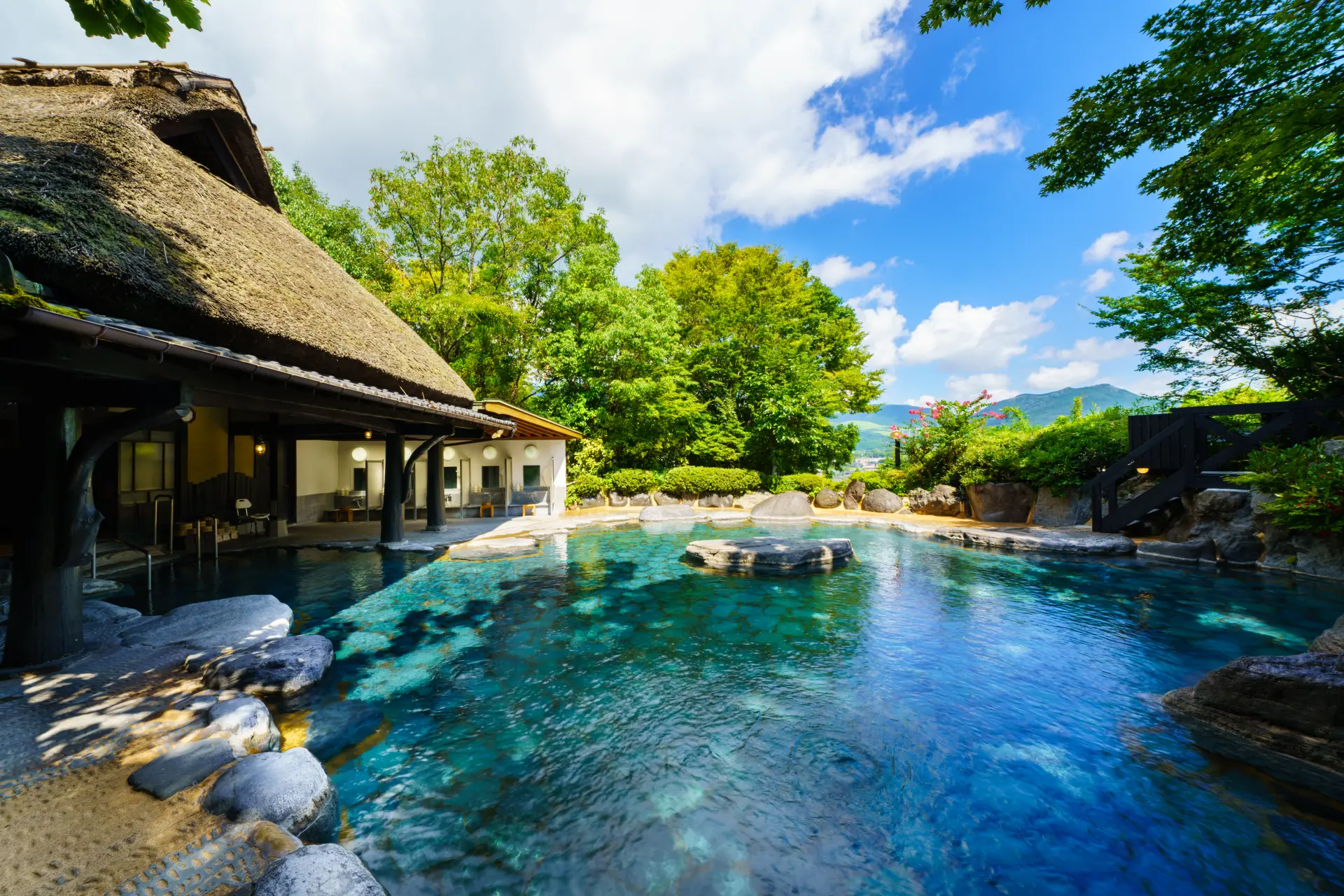 野趣あふれる雰囲気の男性用露天風呂「御夢想の湯」