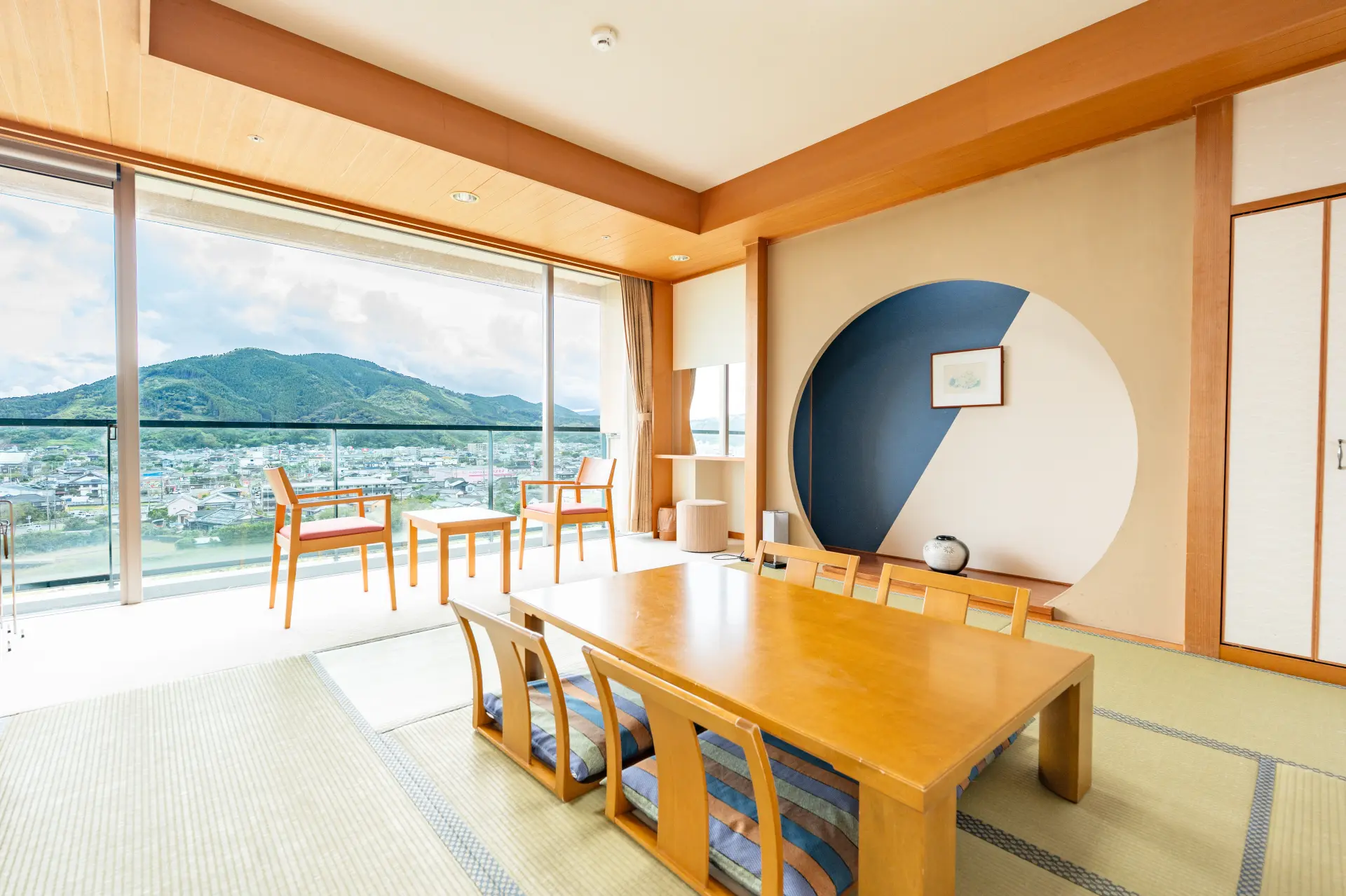 窓からは日南の大自然と街並みを一望