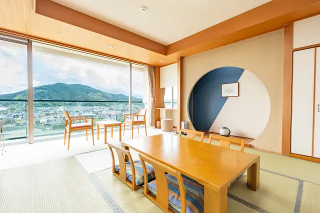 窓からは日南の大自然と街並みを一望