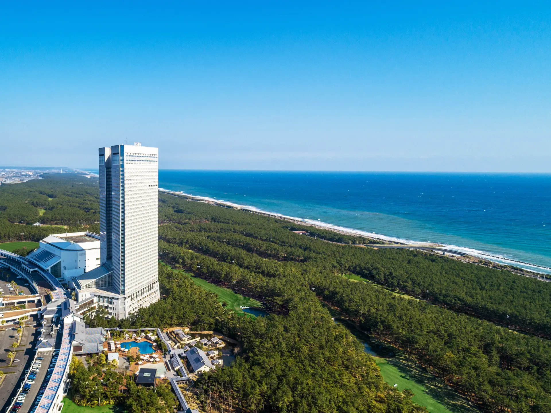 154mの高層ホテルは全室オーシャンビュー