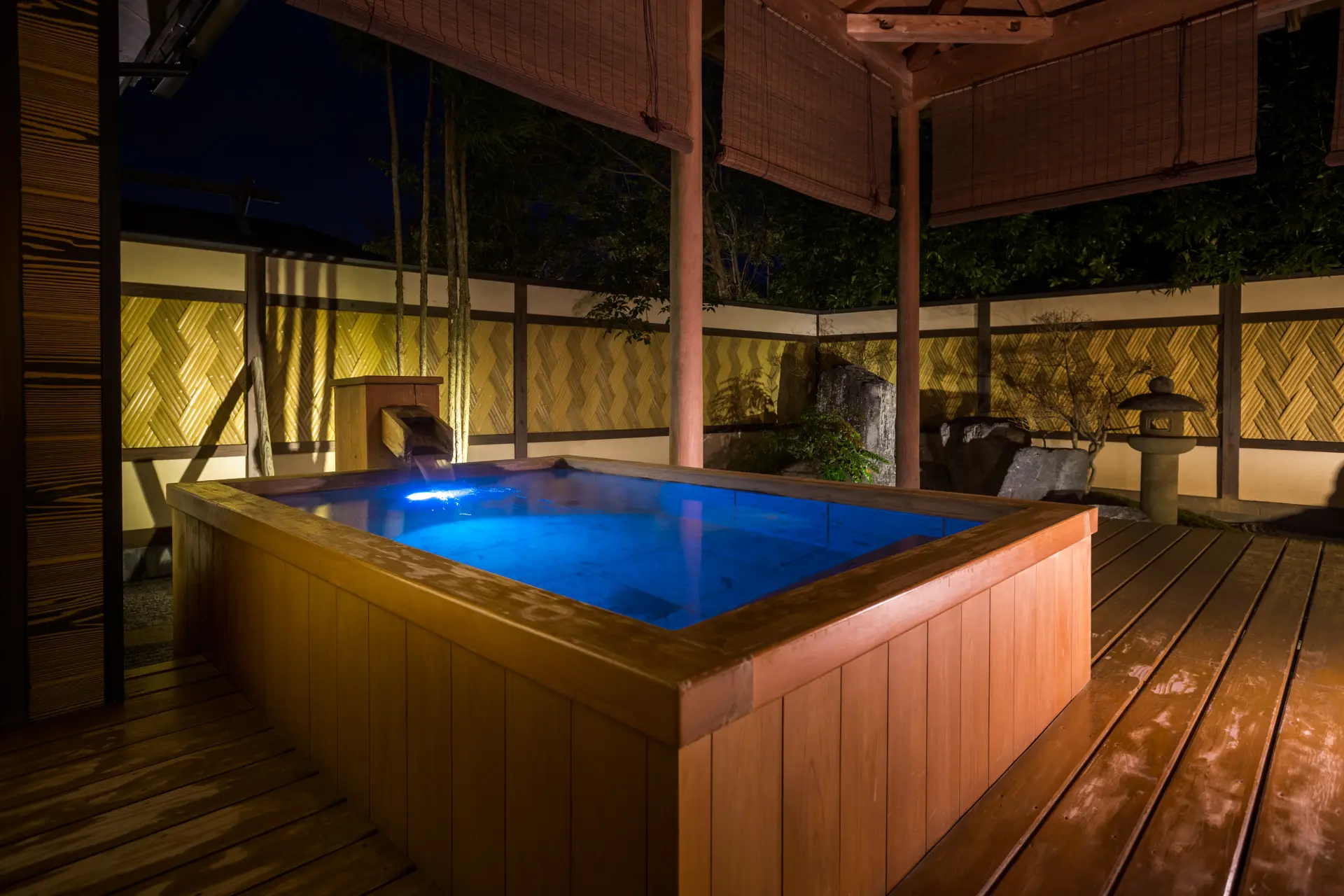 全客室に露天風呂または総檜風呂を備える