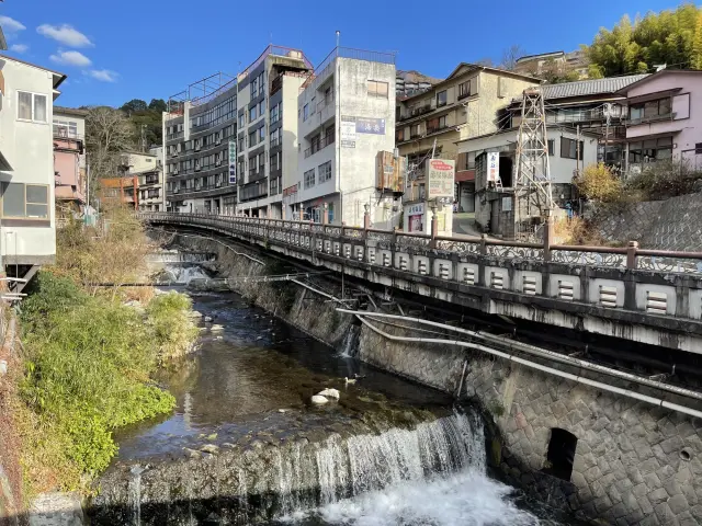 溫泉旅館沿著千歲川林立，供應溫泉水的管線也沿著河岸縱橫交錯