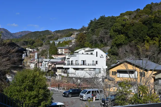 溫泉街分布於谷地之中，民宅與住宿設施沿著陡峭的斜坡一路延伸而上