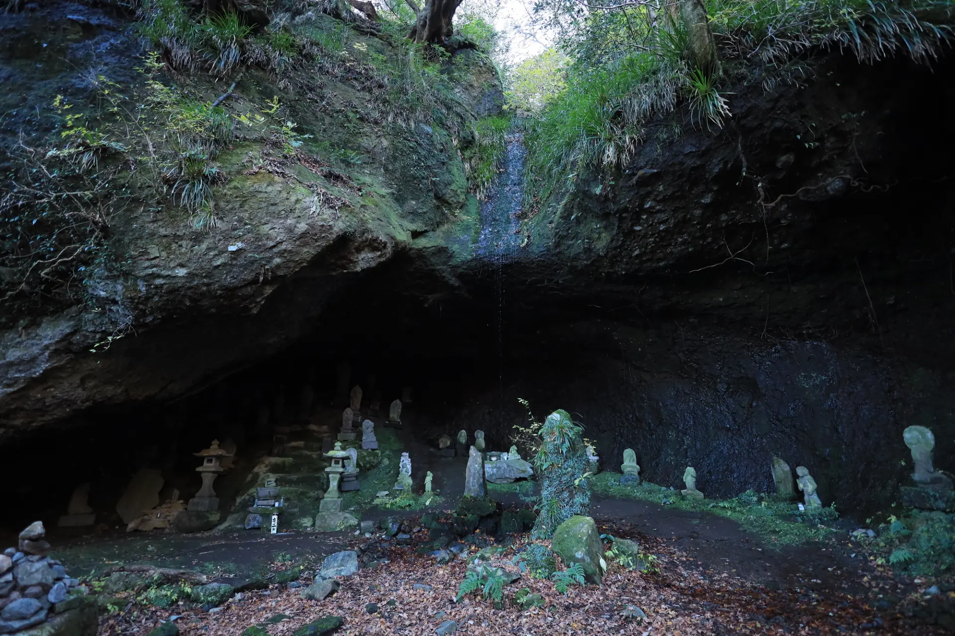 頼朝らが隠れていたとされる「しとどの窟（いわや）」