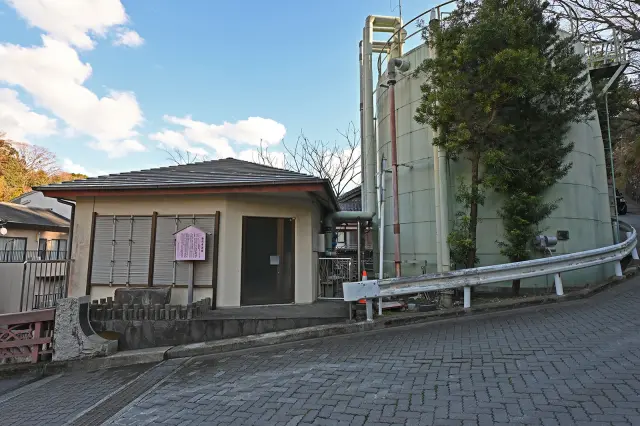 萬葉公園正北側，設有由町公所管理的儲湯槽