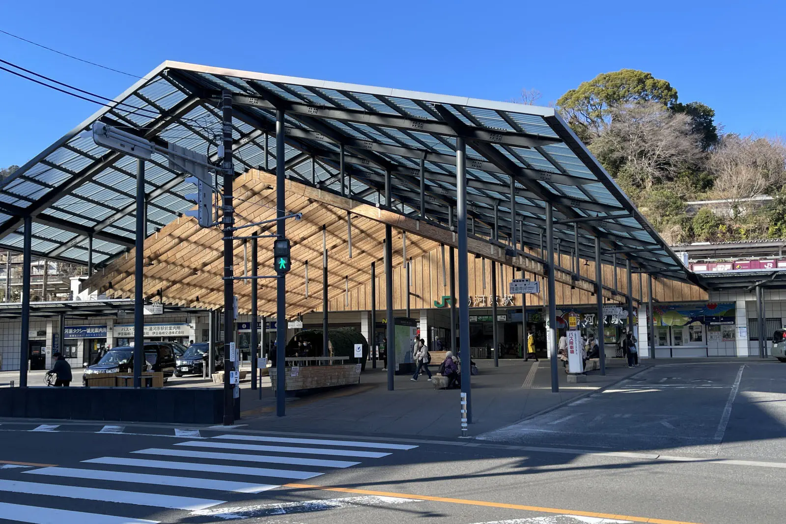 モダンな造りの湯河原駅。駅前広場は、隈研吾建築都市設計事務所の手によるもの
