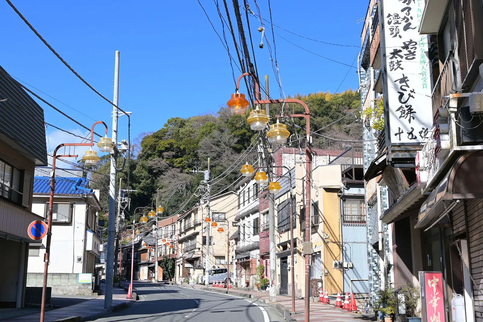 温泉街のメインストリートも喧騒とはほど遠い