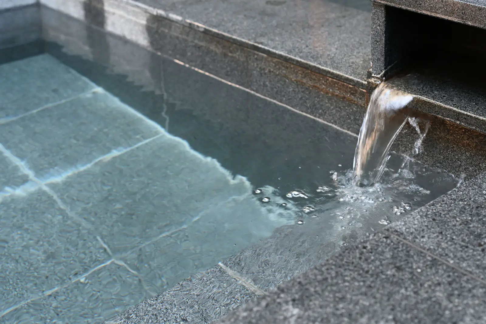 身体への負担を感じないやわらかいお湯だ