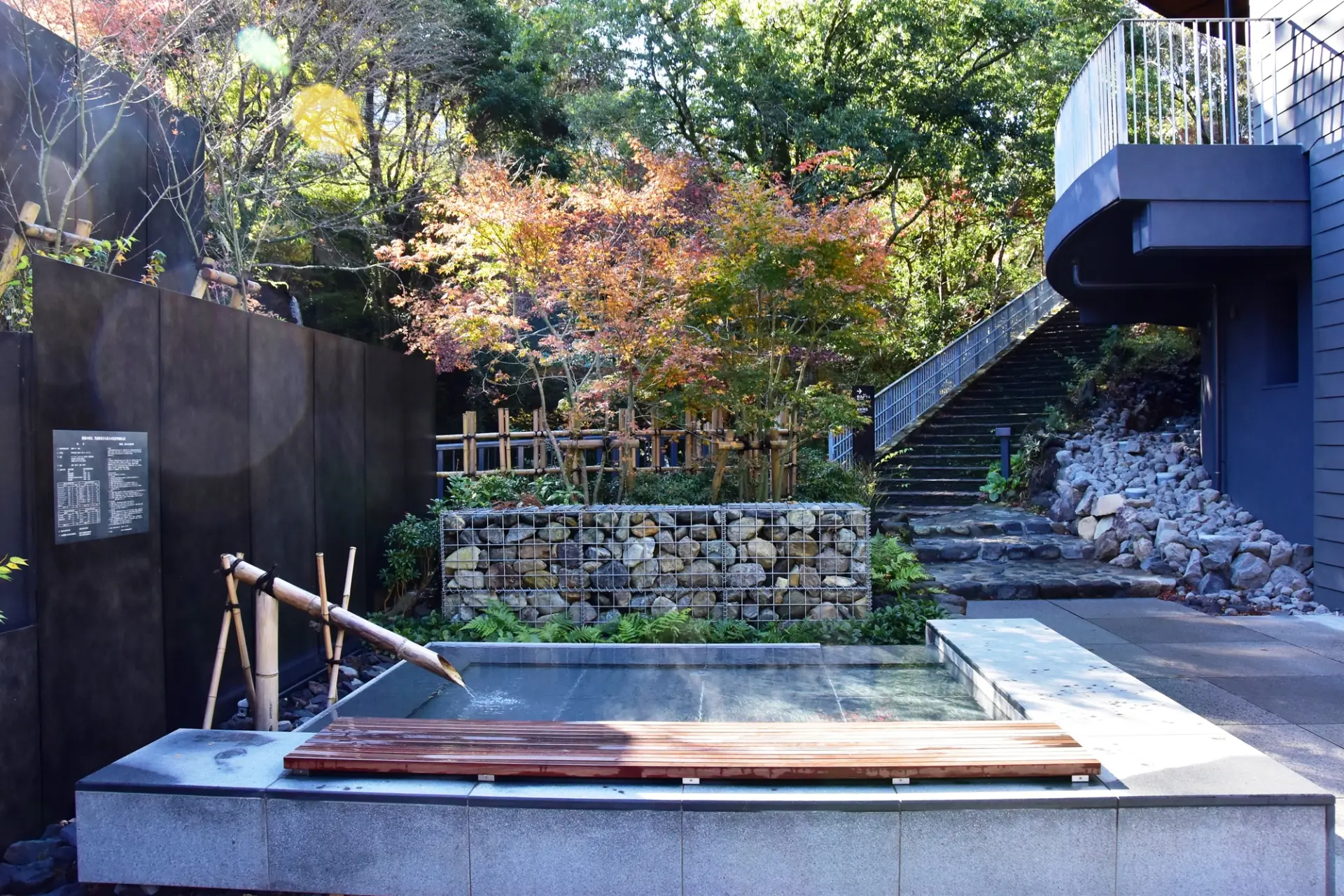 玄関テラスのすぐ隣には足湯もある