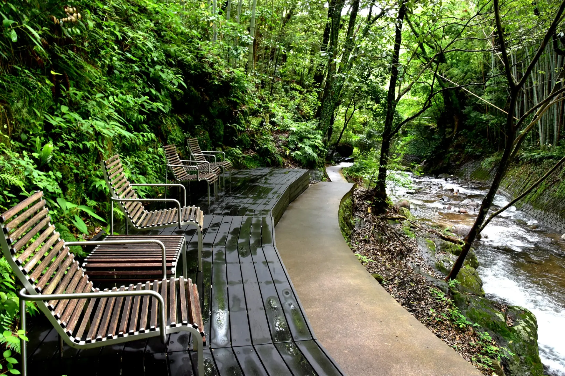 ベンチとともにテーブルも置かれているのがうれしい