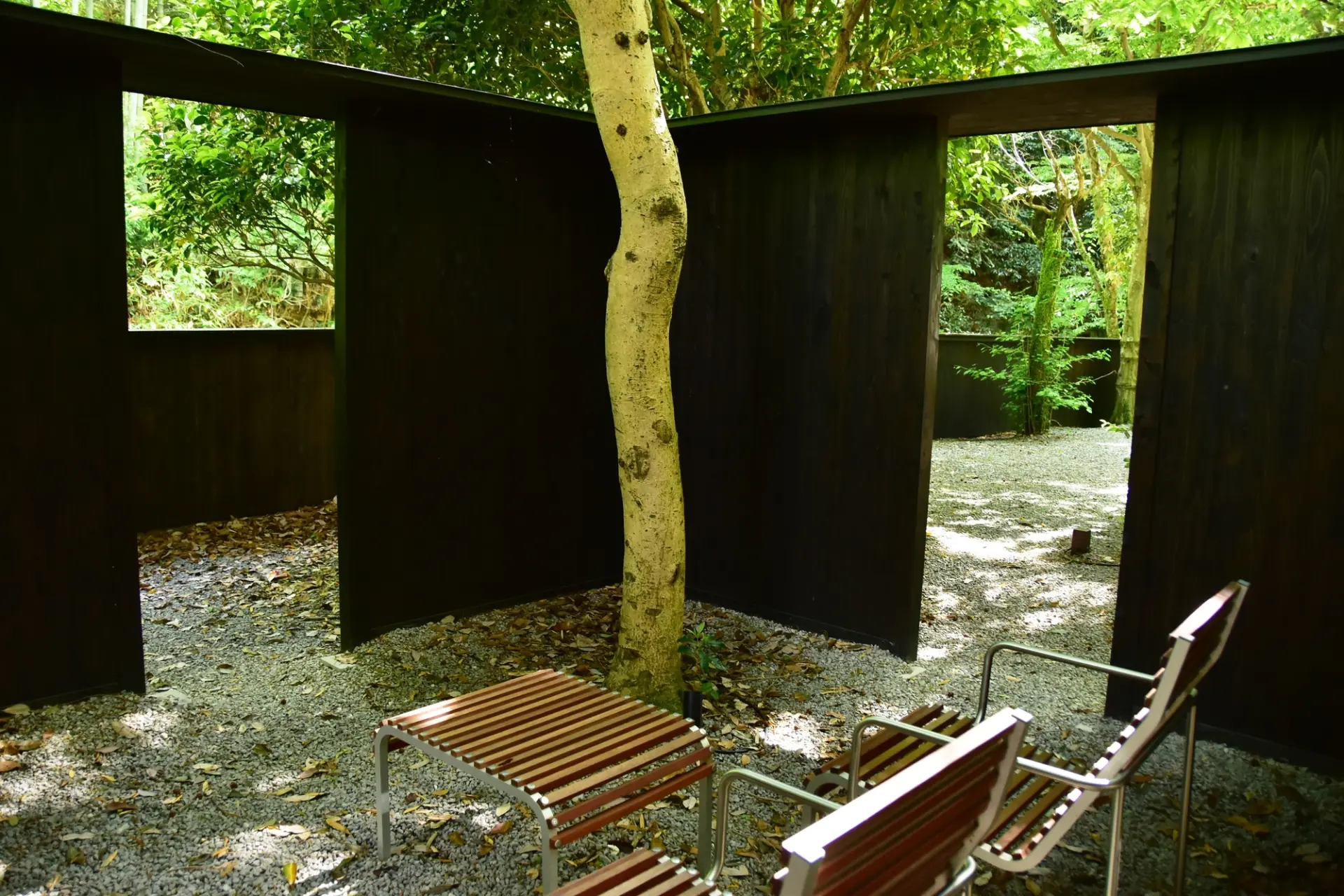 個室感覚で休めるベンチがある、公園奥の東屋