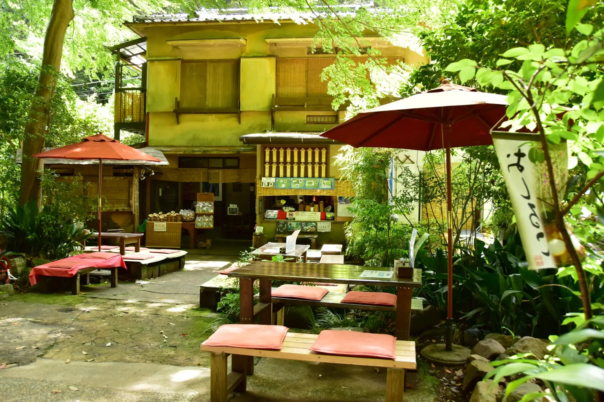 雰囲気のある茶屋で一服するのもいい