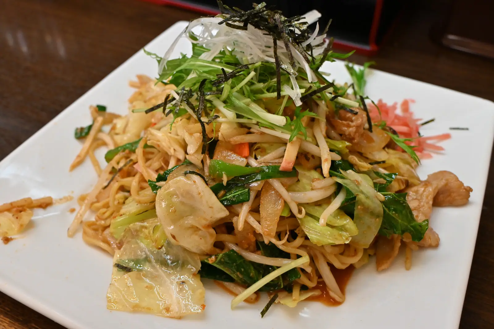 坦々焼きそばは、野菜もたくさん入ったボリュームたっぷりのメニュー