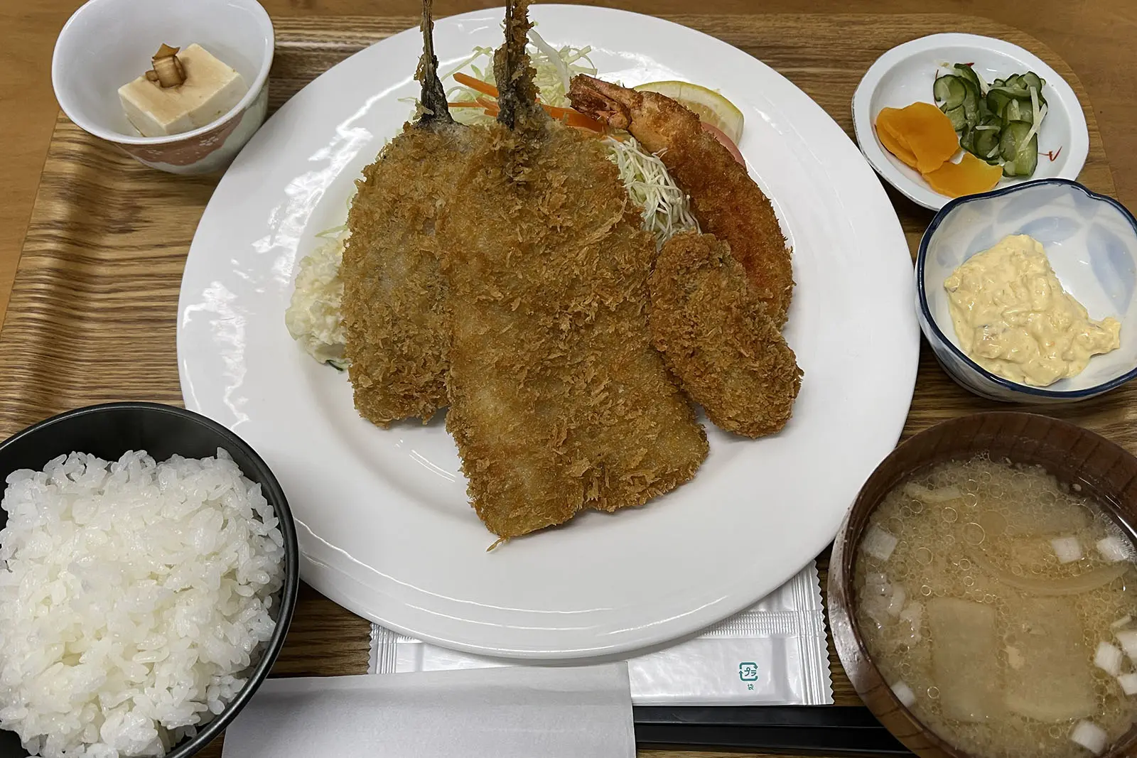 定食メニューで頼んだほうがお得。アジフライも絶品