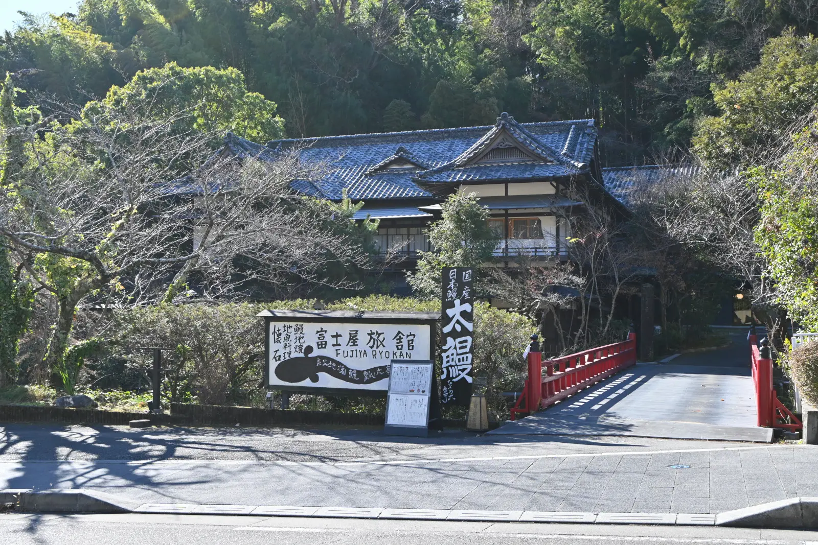 料理屋の瓢六亭（ひょうろくてい）は、ビジターも利用できる