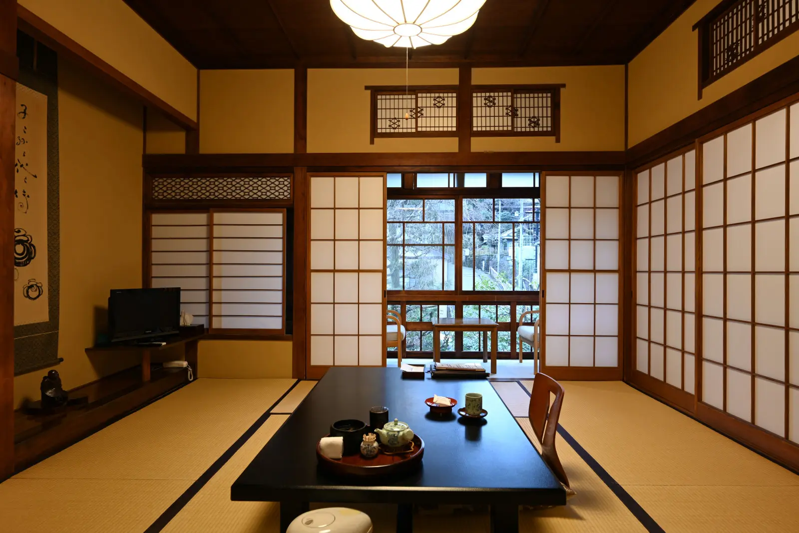 大正15年（1926年）建築の次の間付きの2階の部屋。窓からの景色も美しい