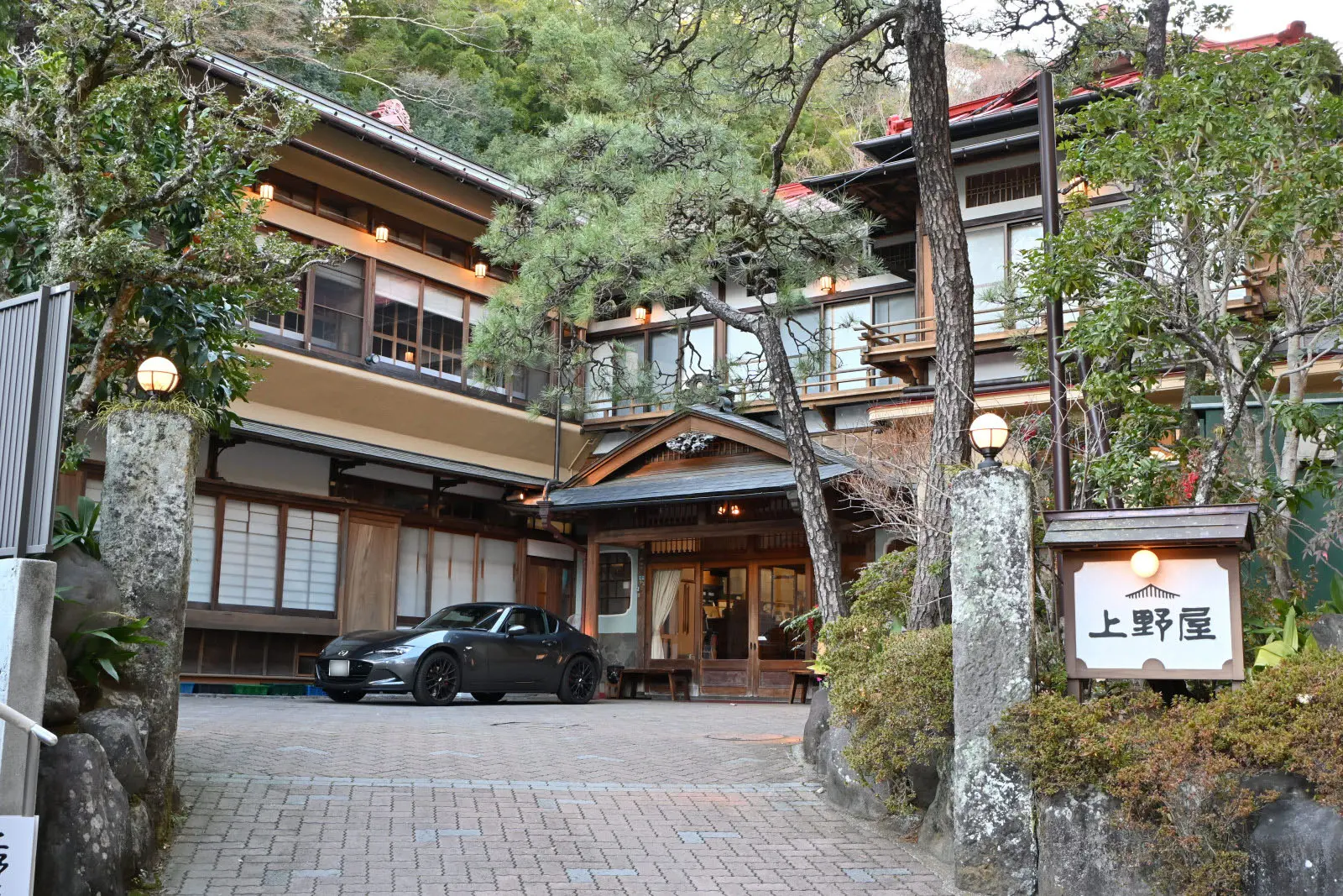 元湯通りの一番奥に位置している宿