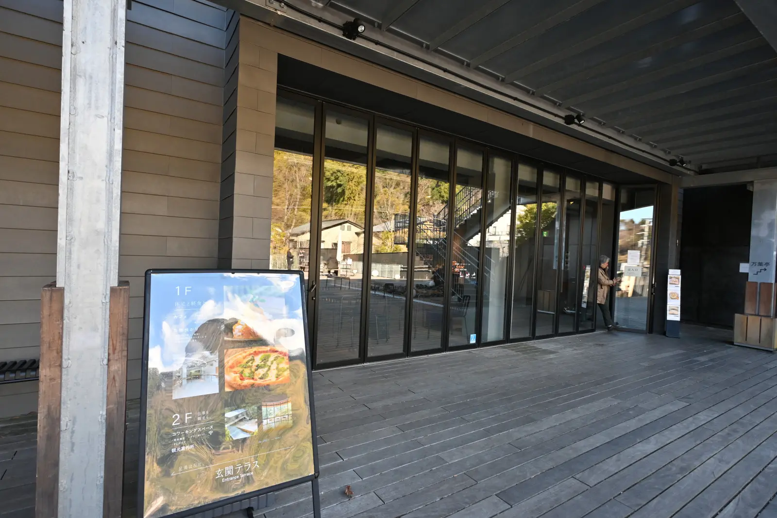 玄関テラスのカフェと同じフロアにコインロッカーが設置されている