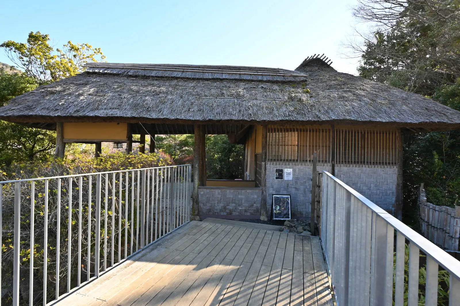 簡素な造りの茶室「万葉亭」は、火・水・木曜定休