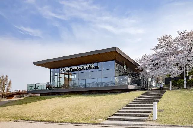 富岩運河環水公園内にあるスターバックスのリージョナルランドマークストア