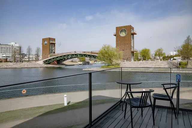 運河との一体感を演出した開放的なテラス