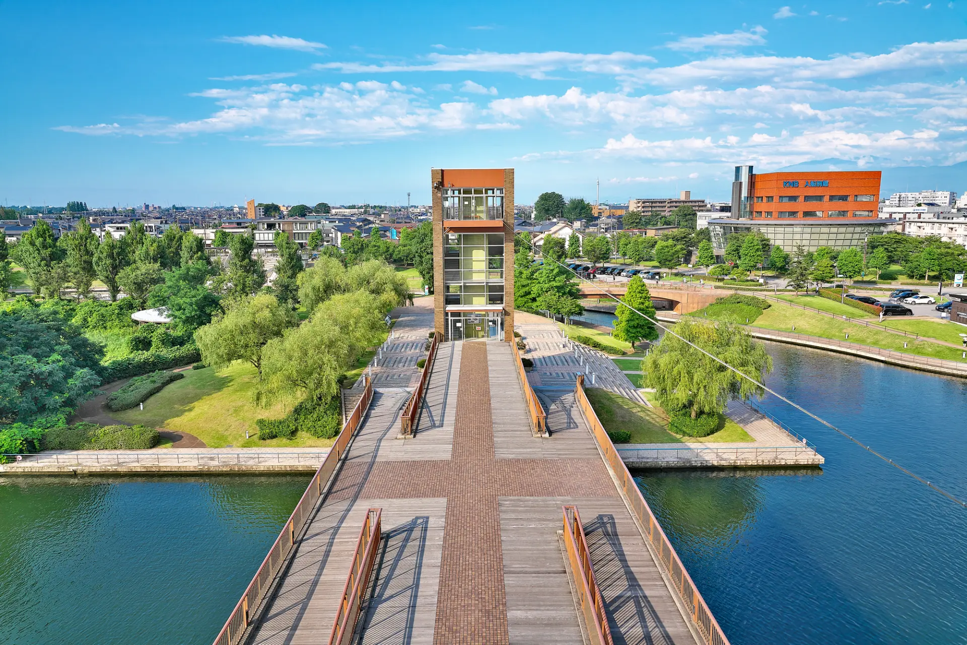 公園のシンボル的存在の「天文橋」など散策の楽しみも盛りだくさん