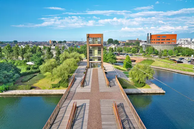 公園のシンボル的存在の「天文橋」など散策の楽しみも盛りだくさん