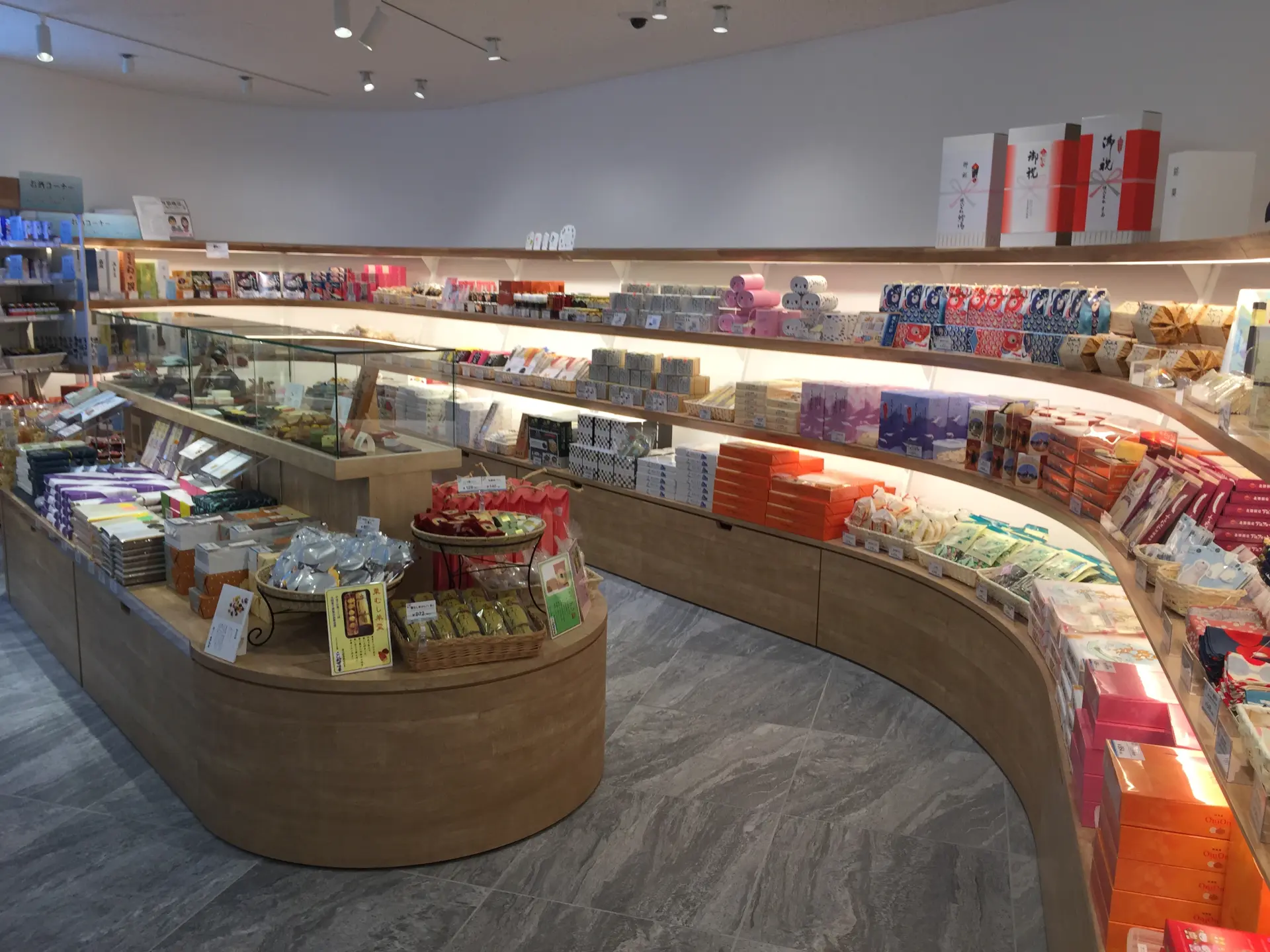 館内には、ショップのほかカフェや「観光案内・情報発信コーナー」もあり