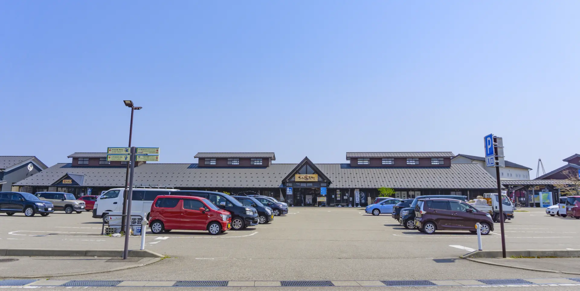 氷見市沖に浮かぶ唐島を一望する海沿いエリアに位置